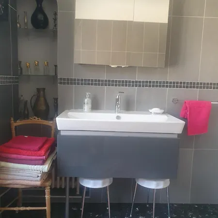 La Romantique Bed & Breakfast Paris